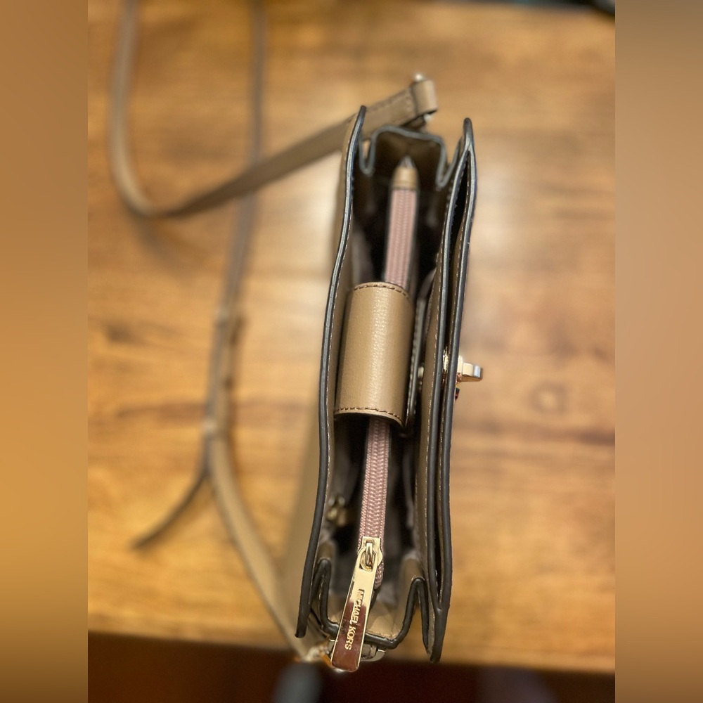 Michael Kors Rivington Messenger - Picture 6 of 7